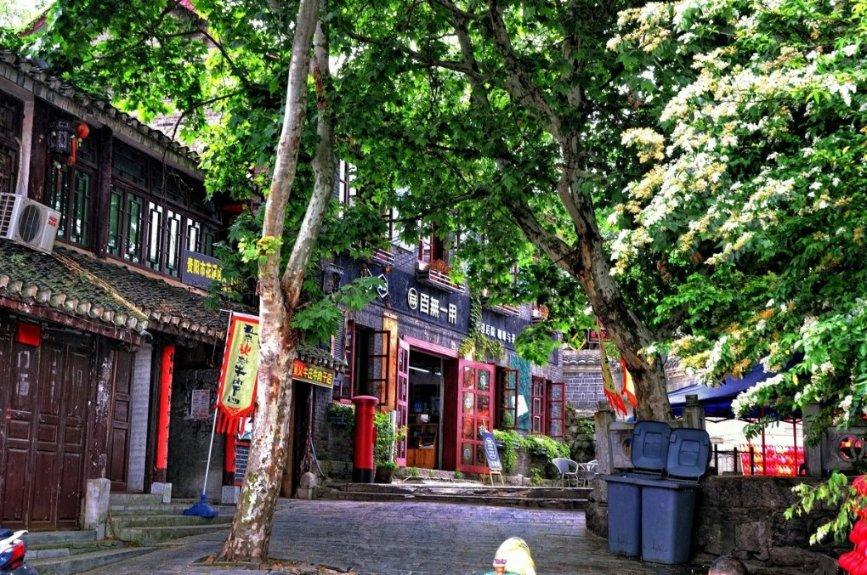 东北小伙唱歌都有东北口音，猜歌名绞尽脑汁，笑翻全场